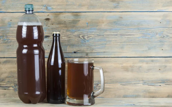 ボトルとガラス木製テーブルの上のビール — ストック写真