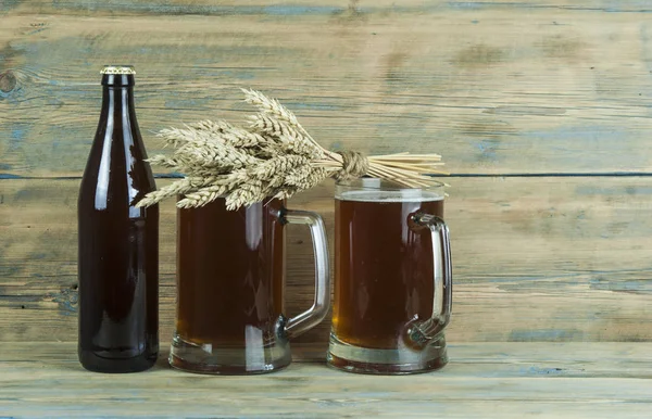 Copo Garrafa Cerveja Com Orelhas Trigo Tábuas Madeira — Fotografia de Stock