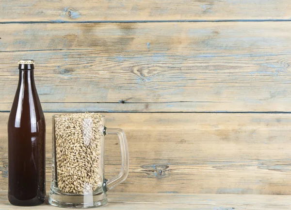 Vidrio Botella Cerveza Con Espigas Trigo Tablones Madera — Foto de Stock