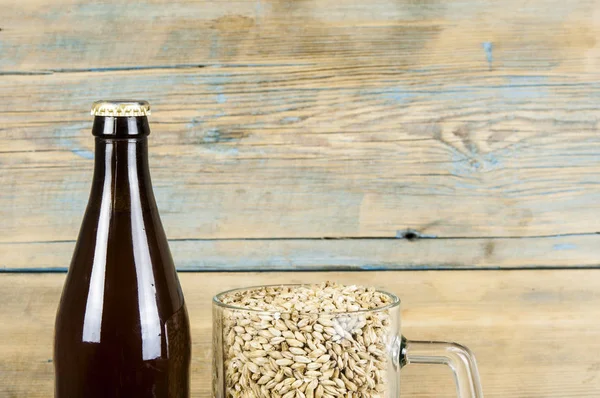 Glas Flesje Bier Met Tarwe Oren Houten Planken — Stockfoto