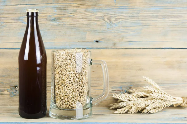 Glas Flesje Bier Met Tarwe Oren Houten Planken — Stockfoto