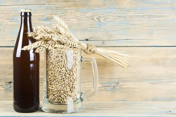 Vidrio Botella Cerveza Con Espigas Trigo Tablones Madera — Foto de Stock