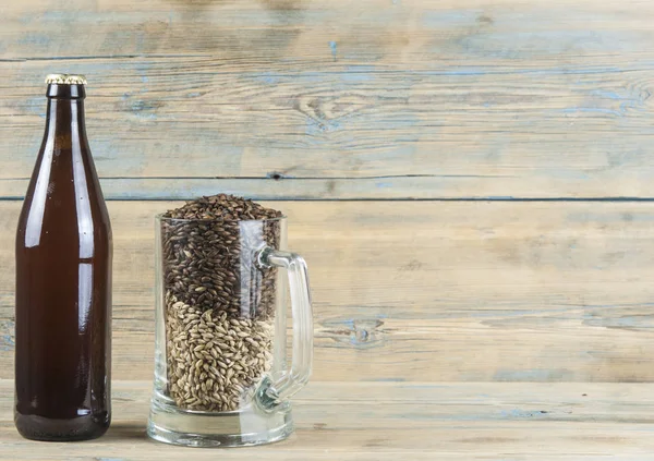 Glas Und Flasche Bier Mit Weizenähren Auf Holzplanken — Stockfoto