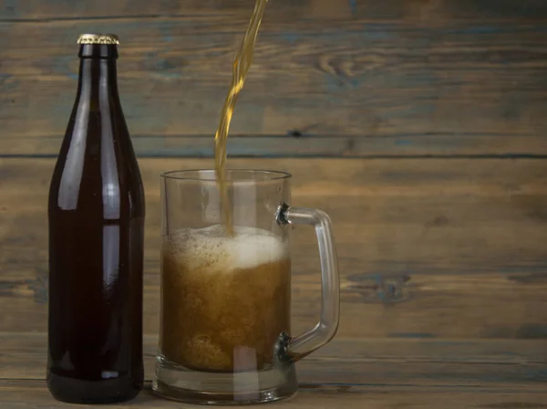 Bottiglia Bicchiere Con Birra Sul Tavolo Legno — Foto Stock