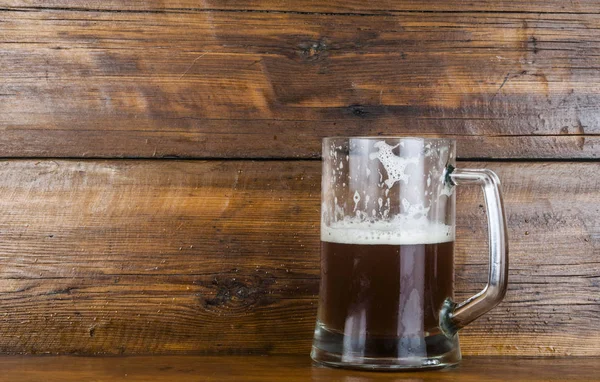 木製テーブルの上のビールのグラス ビールのジョッキ — ストック写真