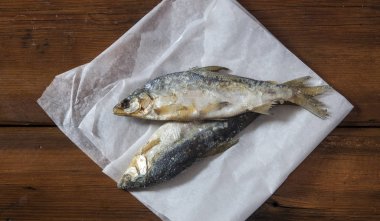 Kurutulmuş tuzlu balık. Aperatif bira için. ahşap bir arka plan üzerinde. Metin için özgür yer. Üstten görünüm.