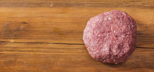 Vers Gemalen Rundvlees Houten Achtergrond Bovenaanzicht — Stockfoto