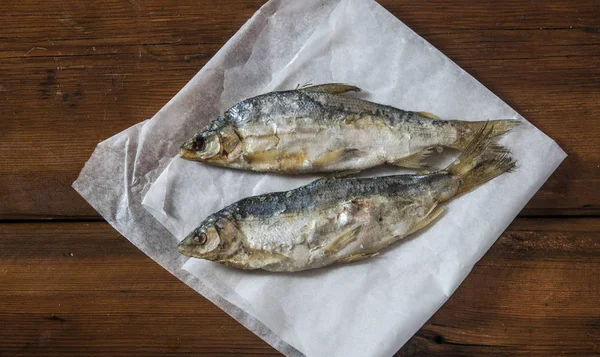 Pescado Salado Seco Snack Para Cerveza Sobre Fondo Madera Espacio —  Fotos de Stock