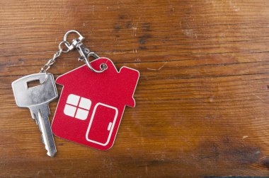 Evin ahşap antika arka plan üzerinde gümüş anahtar simgesi 