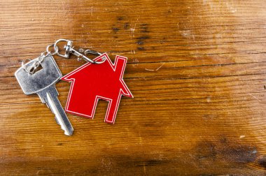 Evin ahşap antika arka plan üzerinde gümüş anahtar simgesi 