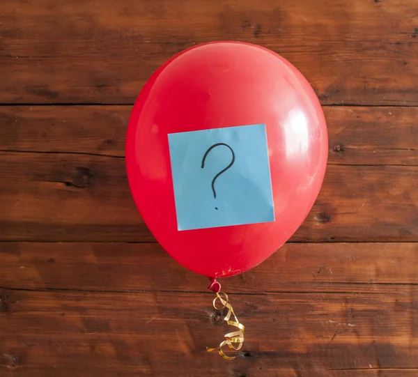 Ballon Mit Fragezeichen Auf Dem Holzboden Von Oben Gesehen Konzept — Stockfoto