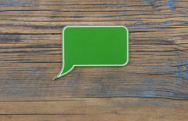 Ahşap Arka Plan Üzerinde Boş Yeşil Plastik Konuşma Balonu — Stok fotoğraf