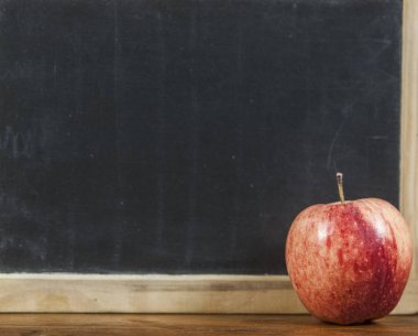 Siyah okul yönetimi, metniniz için. Elma sınıfları sonra öğle yemeği ve snack için kırmızıdır. Kopya alanı.