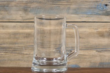 büyük boş bardak bira eski ahşap tablo