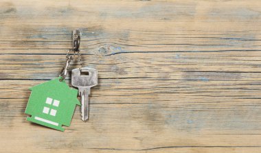 Evin ahşap antika arka plan üzerinde gümüş anahtar simgesi 