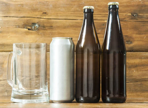 空白の金属缶と木製の背景にビール瓶 — ストック写真