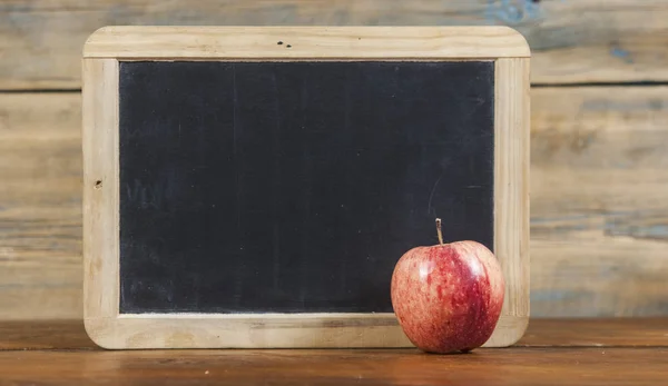 黑色学校董事会为您的文本 在课后 苹果是红色的午餐和零食 复制空间 — 图库照片