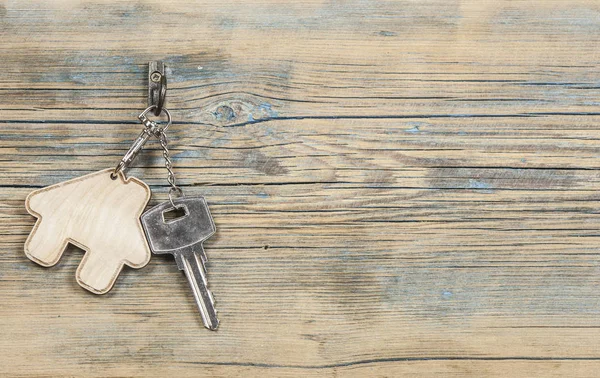 Symbol Des Hauses Mit Silbernem Schlüssel Auf Holzgrund — Stockfoto