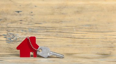 Evin ahşap antika arka plan üzerinde gümüş anahtar simgesi 