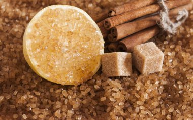 Tarçın, baston kahverengi şeker kristalleri dilim limonlu closeup