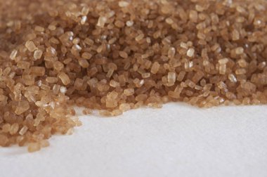 Beyaz arka plan üzerinde ham şeker kamışı