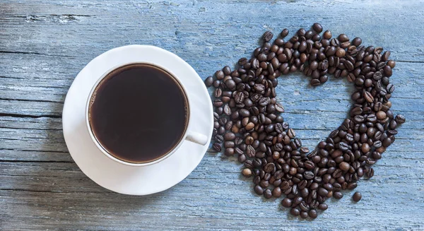 Kahve Çekirdekleri Ahşap Arka Plan Üzerinde Gelen Kalp Tasarımı Ile — Stok fotoğraf