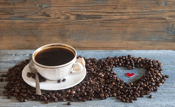 Kaffe Vit Kopp Med Hjärtdesign Från Kaffebönor Trä Bakgrund — Stockfoto