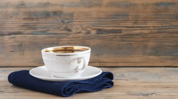 コーヒー カップとコピー領域に古い素朴な木製のテーブルに暖かいスカーフ — ストック写真