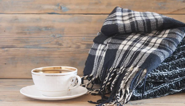マグカップ 冬の朝の概念とクローズ アップ写真暖かいセーター 秋と冬の服 — ストック写真