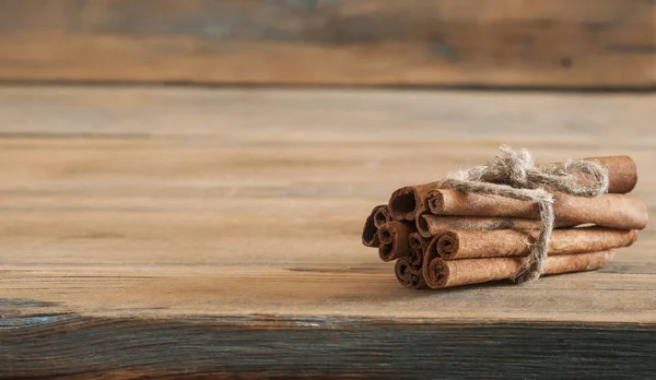 Bunch Cinnamon Sticks Tied Jute Rope Wooden Table — Stock Photo, Image