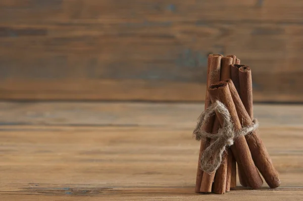 Bunch Cinnamon Sticks Tied Jute Rope Wooden Table — Stock Photo, Image