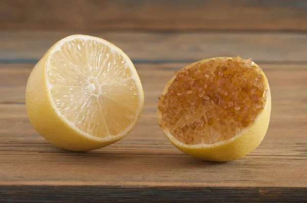 Frisch Geschnittene Halbe Zitrone Auf Holztisch — Stockfoto