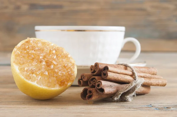 Kopp Med Citron Och Brunt Socker Träbord — Stockfoto