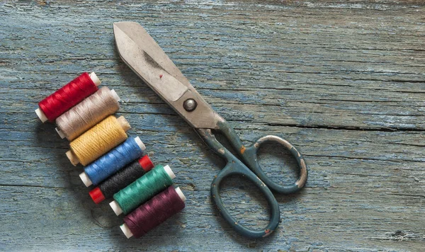 Colorful Threads Old Scissors Old Wooden Table Old Sewing Accessories — Stock Photo, Image