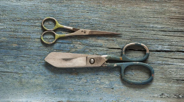 Vintage Oude Roestige Stalen Schaar Leeftijd Plank Hout Achtergrond Naaien — Stockfoto