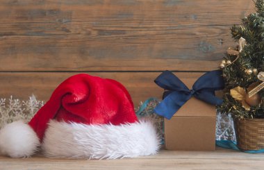 Dekorasyon ve armağan üstünde ahşap masa arka plan ile Noel ağacı