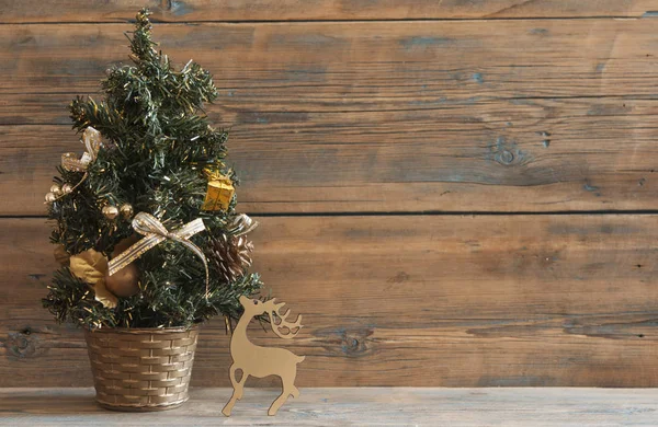 Weihnachtsbaum Mit Dekorationen Und Geschenken Auf Holztischhintergrund — Stockfoto