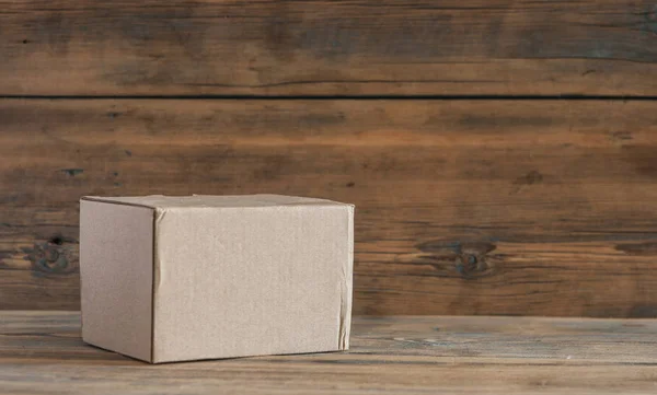 Zárt Karton Csomag Doboz Bemutatott Fából Készült Asztal — Stock Fotó