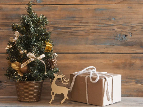 Weihnachtsbaum Mit Dekorationen Und Geschenken Auf Holztischhintergrund — Stockfoto