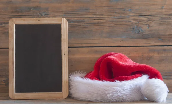 Weihnachtsmann Hut Mit Weihnachtsdekoration Auf Holztisch — Stockfoto