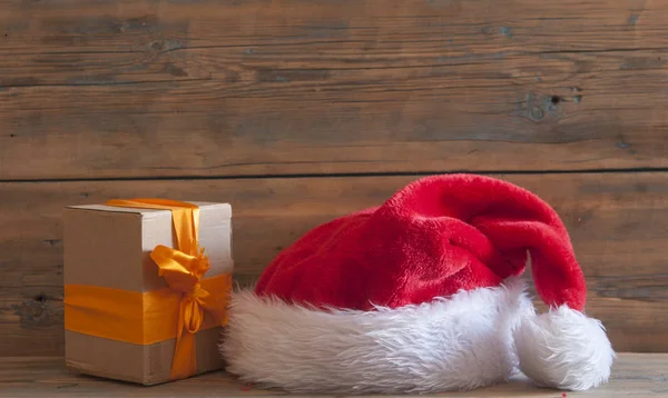 Chapéu Papai Noel Com Decoração Natal Mesa Madeira — Fotografia de Stock