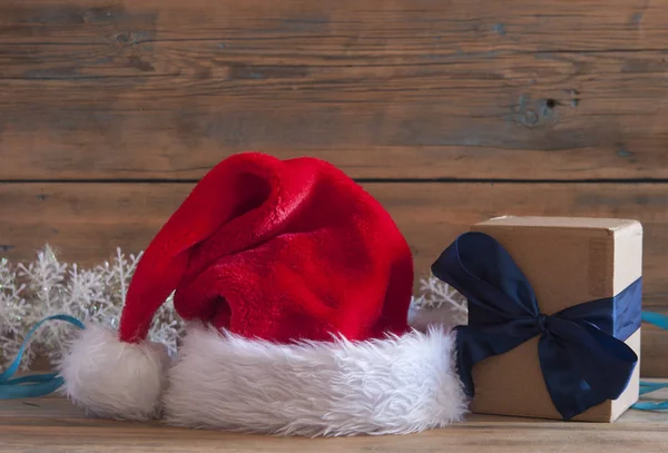 Santa Claus Klobouk Vánoční Výzdobou Dřevěný Stůl — Stock fotografie