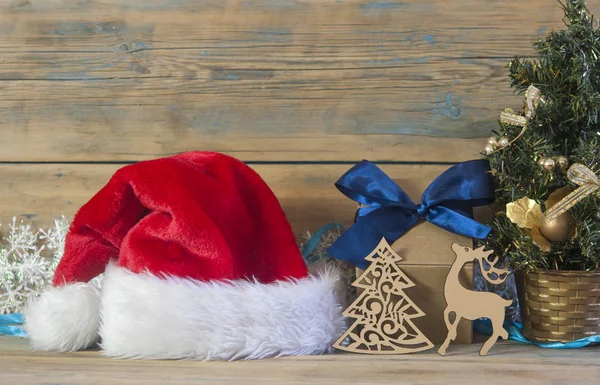 Árbol Navidad Con Decoraciones Regalos Sobre Fondo Mesa Madera — Foto de Stock