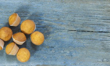 Ahşap arka plan üzerinde boş alanı ile ev yapımı kek