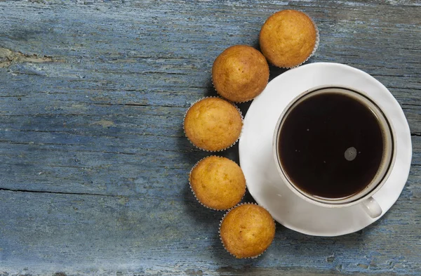 Hembakade Muffins Och Kaffe Kopp Med Tomt Utrymme Trä Bakgrund — Stockfoto