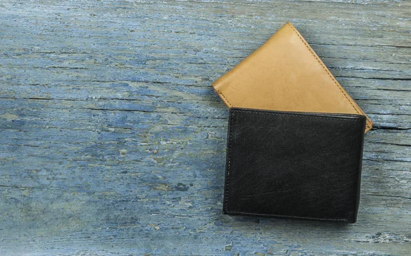 木製の背景の革財布 トップ ビュー — ストック写真