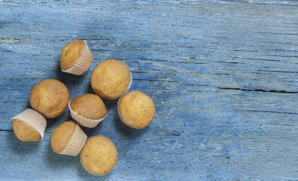 Hausgemachter Muffin Mit Leerraum Auf Holzgrund — Stockfoto
