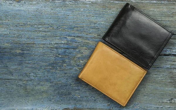 木製の背景の革財布 トップ ビュー — ストック写真