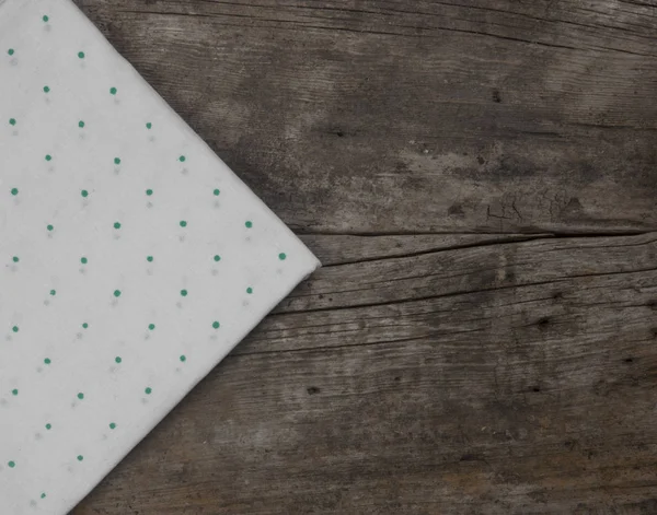 木制桌子的空白表面上的绿色波尔卡点桌布或毛巾 顶视图 — 图库照片