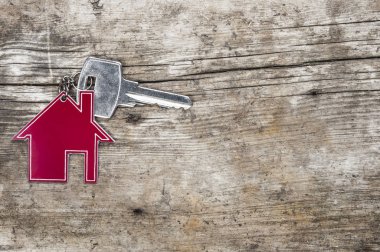 Evin ahşap antika arka plan üzerinde gümüş anahtar simgesi 